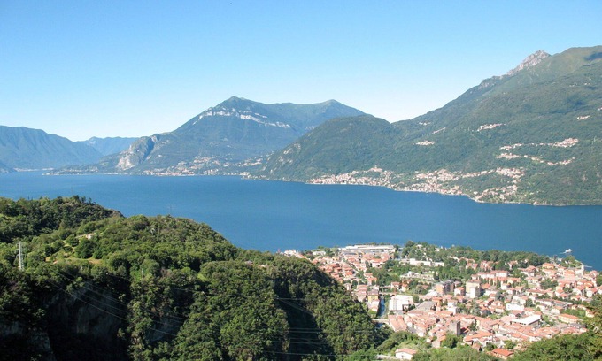 Dervio Villa | Lovely apartment in villa for 12 guests with A/C, WIFI, TV, patio and pets allowed