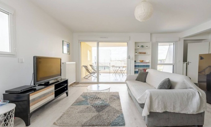 Bassins a Flot Apartment | Lovely apartment with view + parking in the nouveaux chartrons district