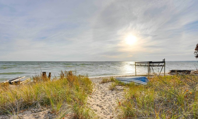 Au Gres Cottage | Lovely Au Gres Cottage w/Hot Tub: Walk to Beach!