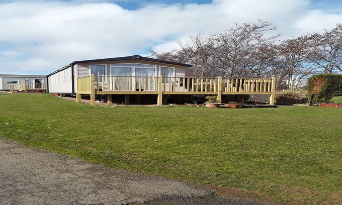 Dunbar House | Lovely Caravan Sleeps 6 with outside decking and great on site facilities