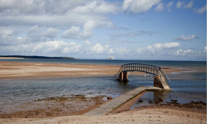 Dunbar House | Lovely Caravan sleeps 6 with outside decking situated on a fantastic site