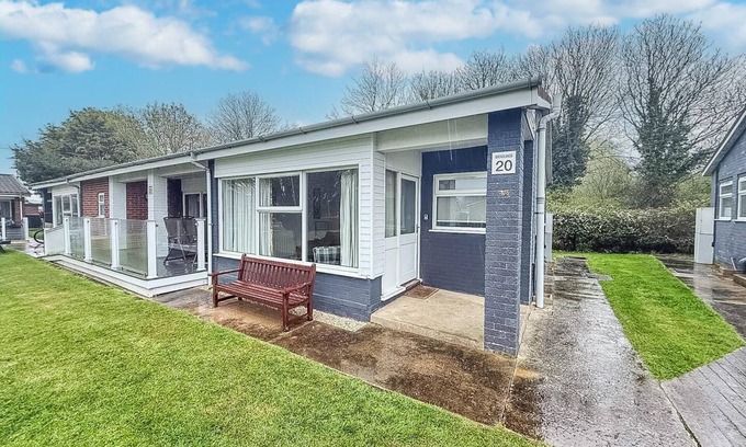 Oulton Broad Ski Chalet | Lovely chalet on an excellent holiday park in Lowestoft ref 12020B