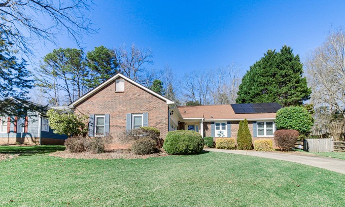 Charlotte House | Lovely Charlotte Home w/Yard: 9 Mi to Uptown!