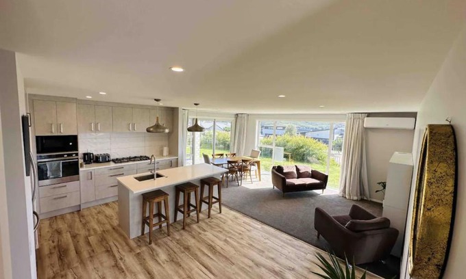 Aotea House | Lovely Family Home in Aotea with Grear Views - No Parties or Smoking