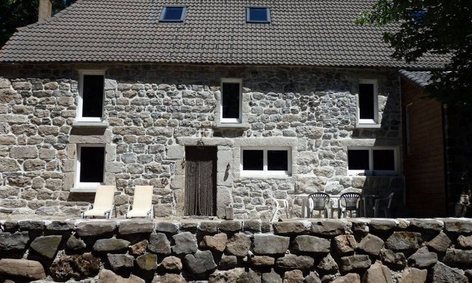 Le Beage House | Lovely gîte just a stone's throw from Lake Issarles and Mont Gerbier de Jonc.