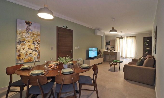 Qawra Apartment | Lovely Holiday Home next to bus terminusn