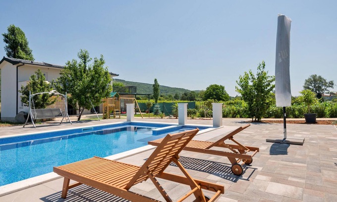 Donji Prolozac House | Lovely home in Donji Prolozac with WiFi