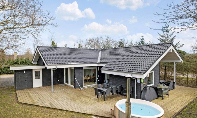 Haslevgarde House | Lovely home in Hadsund with kitchen