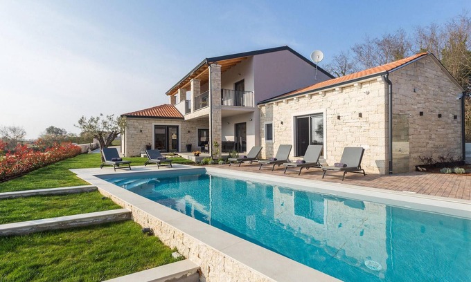 Mofardini House | Lovely home in Tinjan with sauna