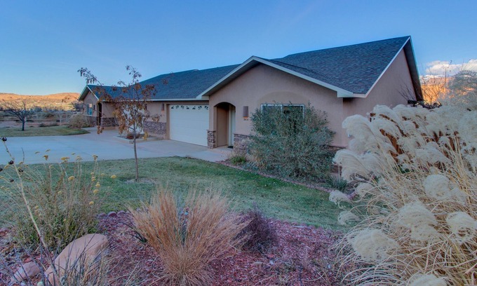 Moab South Valley House | Lovely Home with Shared Seasonal Pool and Hot Tubs - Near Parks and Golf