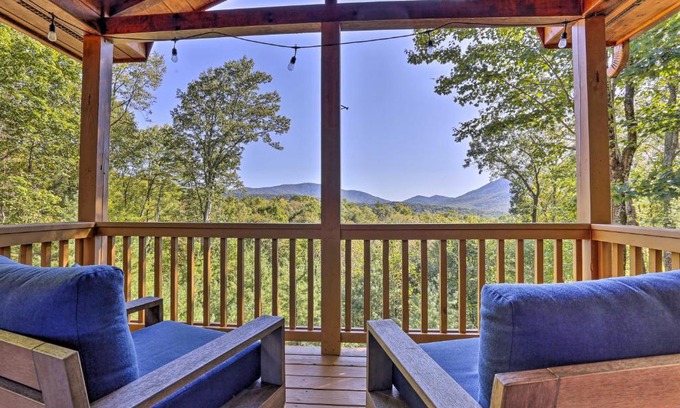 Hidden Lake House | Lovely Log Cabin and Bunkhouse with Views and Yard!