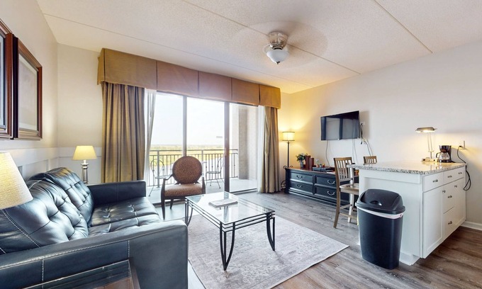 Wilmington Historic District Condo | Lovely Modern Condo w/Balcony - Walk to Riverfront Park