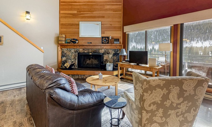 Lakeside Village Condo | Lovely mountain retreat with great views from balcony, gas grill & washer/dryer