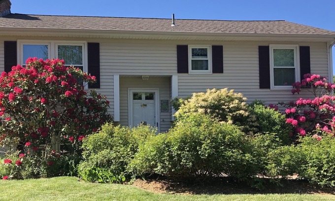 Narragansett House | Lovely Narr Home, quiet FAMILY neighborhood near Beach & gorgeous Narrow River