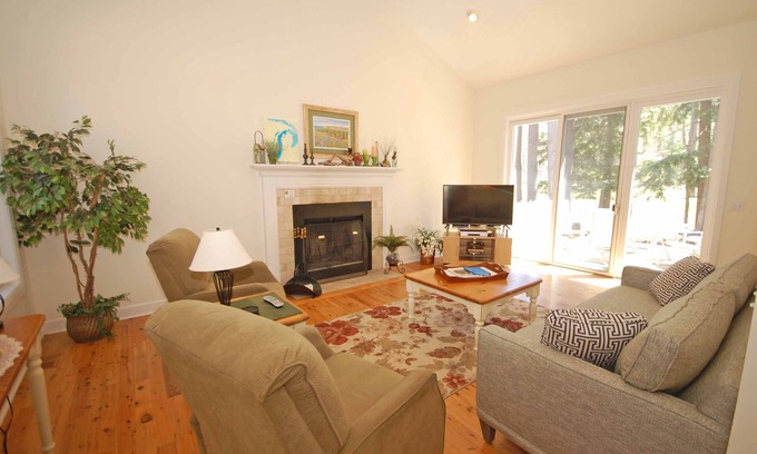 Glen Arbor House | Lovely, Newer Home In Downtown Glen Arbor - 3B/2.5B!