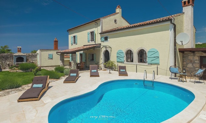 Flengi Villa | Lovely old restored villa with pool near Vrsar