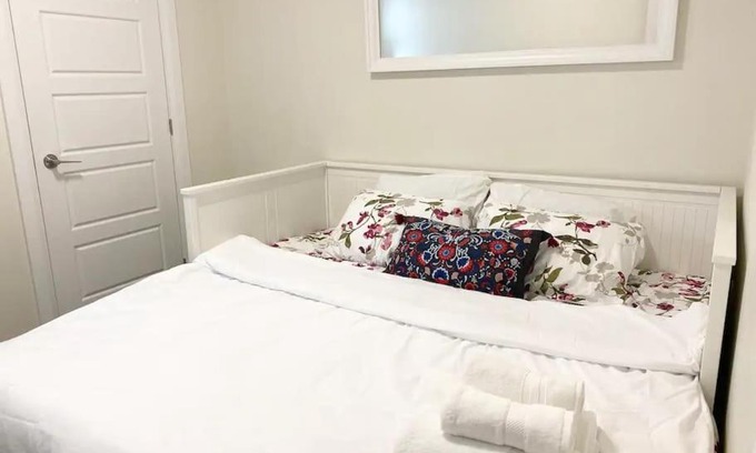 Pickering House | Lovely Private Bedroom Next to Beach and GoStation