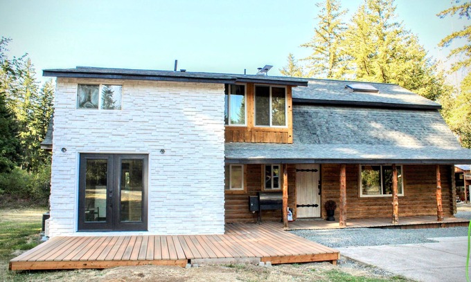 Crawfordsville House | Lovely Renovated and Secluded Log Cabin with pickleball court
