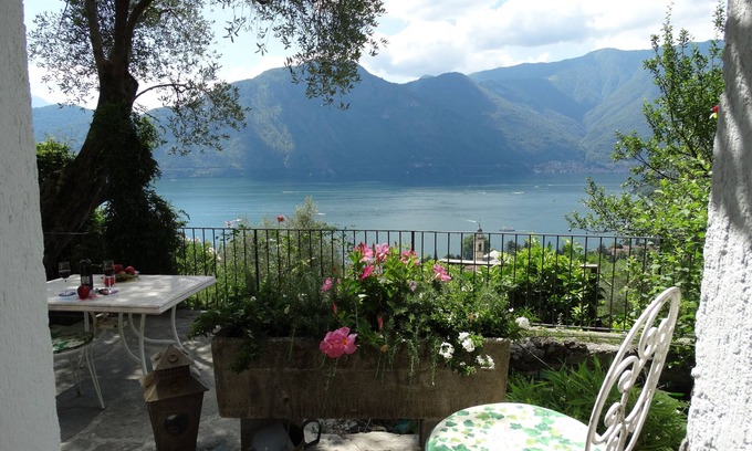 Mezzegra House | Lovely renovated barn, stunning lake views, olive grove, breeze +peace of mind