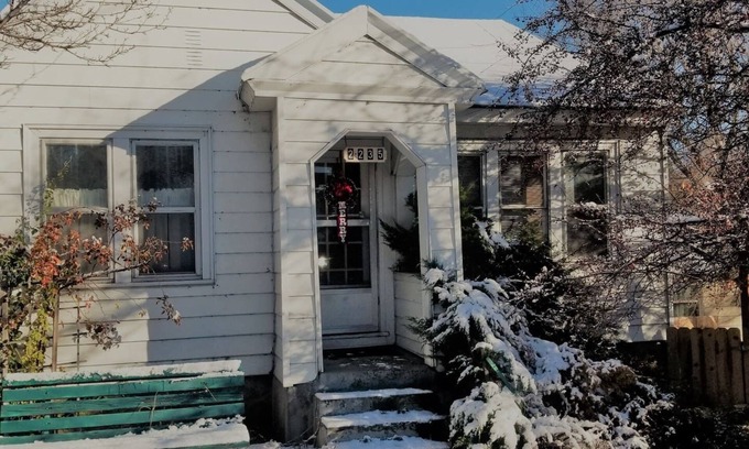 Downtown Klamath Falls House | ❤️ Lovely Smart Craftsman | 2 Kings | BBQ, Firepit, Patio Sets, Fenced Yard | HD