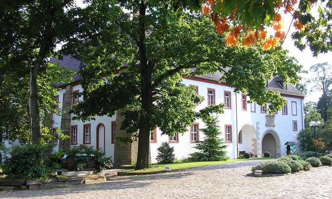 Arzberg Apartment | Lovingly renovated mansion with 6 one-room apartments in a quiet location