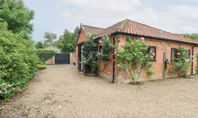 Diss Cottage | LOWBROOK COTTAGE, pet friendly, with a garden in Dickleburgh