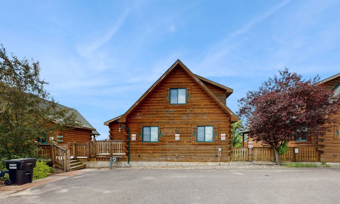 Warrens House | Lower-Level duplex, adventure retreat with fire pit, patio, & WIF