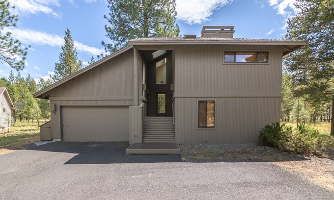 Overlook Park House | Lowland #3 3 masters, 8 SHARC passes and close to the Village/Sharc area!