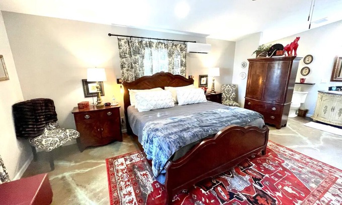 Valley View Bed & Breakfast | Lubbock Room in Red Oak Lodge @ Towering Oaks b&b