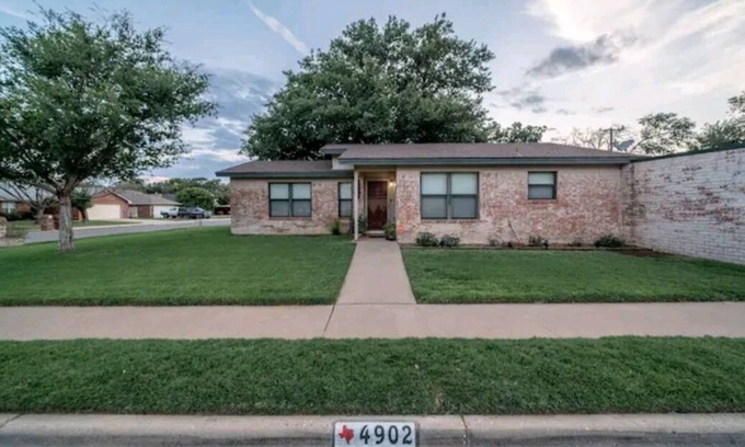 Lubbock House | Lubbock Six-o 2br/2ba Perfect Outdoor Space