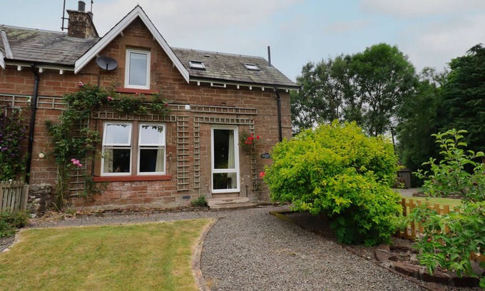 Canonbie Cottage | LUCY’S COTTAGE, pet friendly, with open fire in Langholm