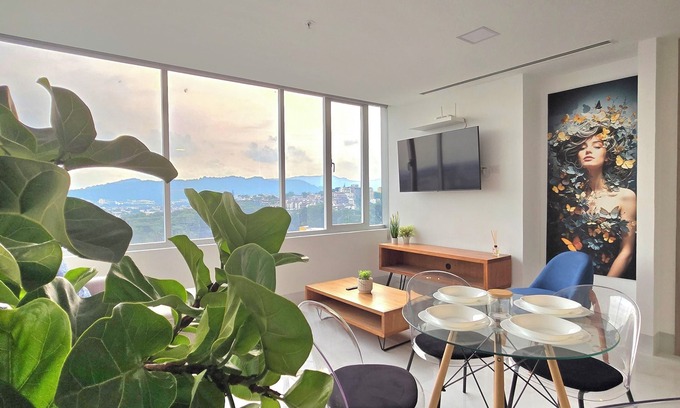 Kennedy House | Lujo, Confort with fitness room, WiFi in lovely Guayaquil