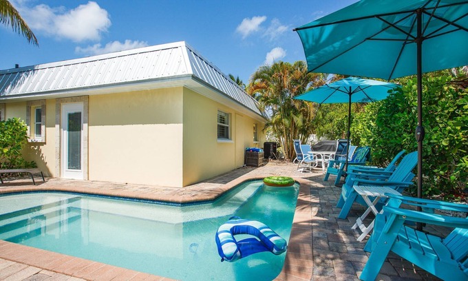 Siesta Key Condo | Lulu's Cozy Beach Cottage #2 | 5 Min. Walk to Beach | Dog OK | Pool | $185 Free Activities Daily!