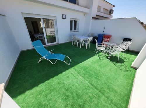 Montroi House | Luminoso ático dúplex con terraza de césped