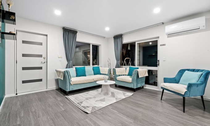 Flat Bush House | Lux 4 bdroom in Manukau with Spa, Patio and Light Breakfast