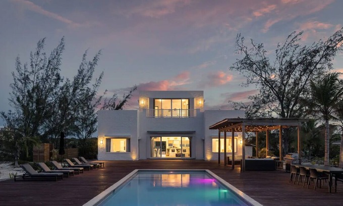 William's Town Villa | Lux Beachfront Villa, 16 ppl, Chef, Boat tours and Massage!