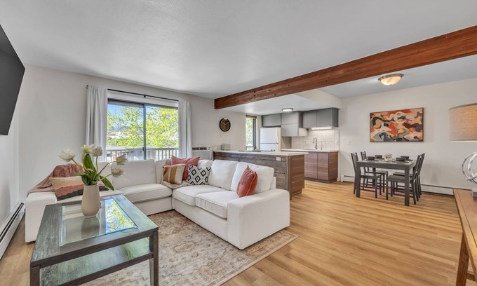 East Boulder Condo | LUX Modern Condo - POOL - Free Parking - CLEAN