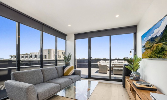 Brunswick Apartment | Luxe 3-Bed Apartment Near Lygon St Bars and Dining