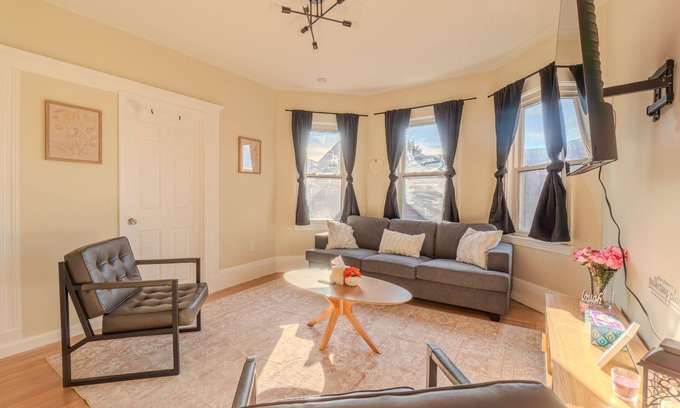 East Somerville House | LUXE 4BDR/2BA Near Boston- T-Station & Encore Casino