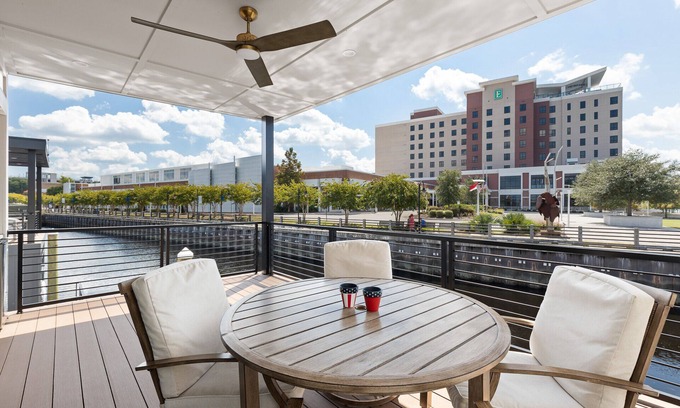 Downtown Wilmington Boat Rental | Luxe at The Cove - Luxury Houseboat