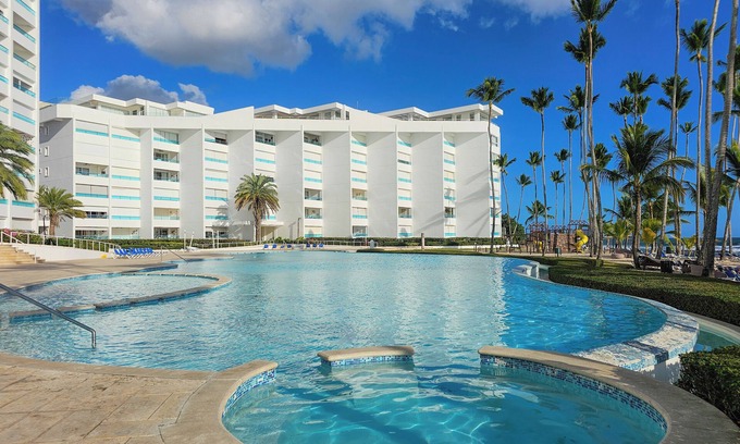 Villas Del Mar Apartment | Luxe Beachfront Retreat – Pool & Private Beach – Gym and Sauna