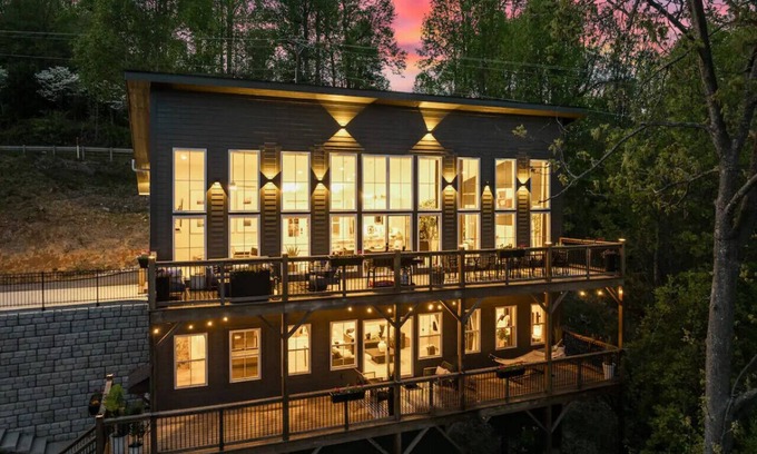 Laurel Park House | LUXE, Breathtaking Mountains View, HotTub, FirePit, FirePit Table, Pool Table