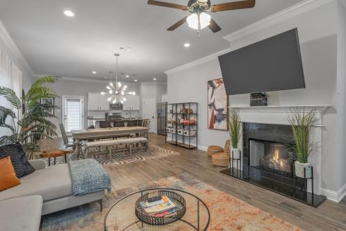 Broadmoor House | Luxe, Central, & Contemporary - A Modern Utopia! Tv in each room