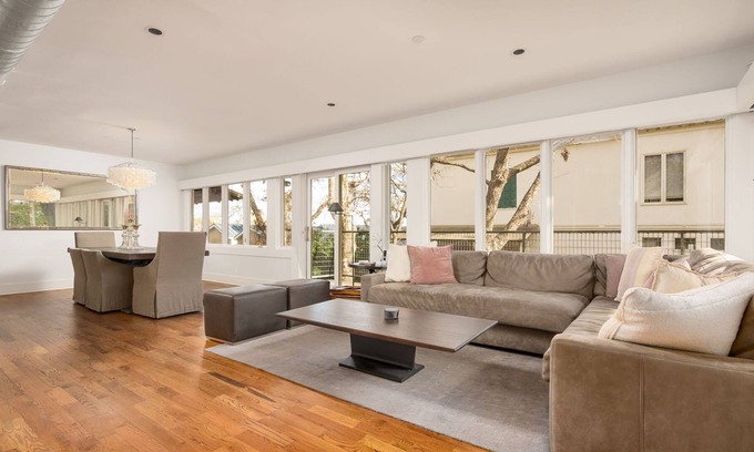 Uptown House | Luxe Executive Condo * 4/4 Entire Stand Alone Condo * Very Desirable Area * San Antonio Attractions
