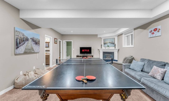 Niagara Falls House | Luxe Home I Mins from Falls I Pool & Pong Table