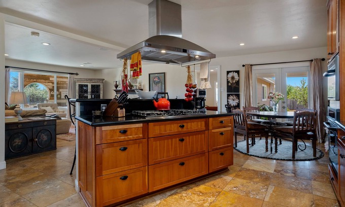 Callender House | Luxe Home on Boutique Farms with Animals -5 mins from Beach