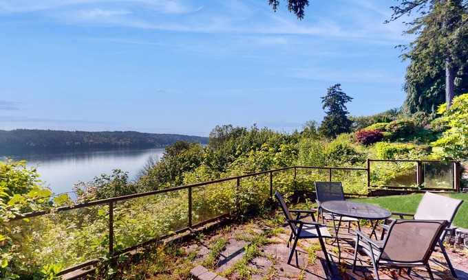Lake Forest Park House | Luxe Home with patio & Cascade Mountain & lake views