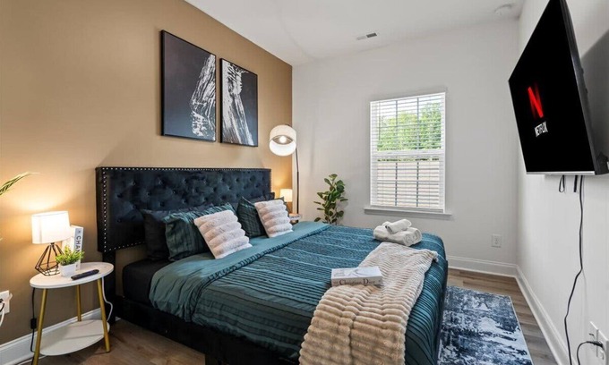 Paw Creek House | Luxe King 3BR Townhouse Mins to Uptown Charlotte!