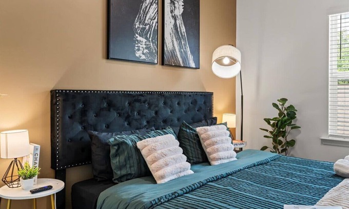 Charlotte House | Luxe King 3BR Townhouse Mins Uptown Charlotte!