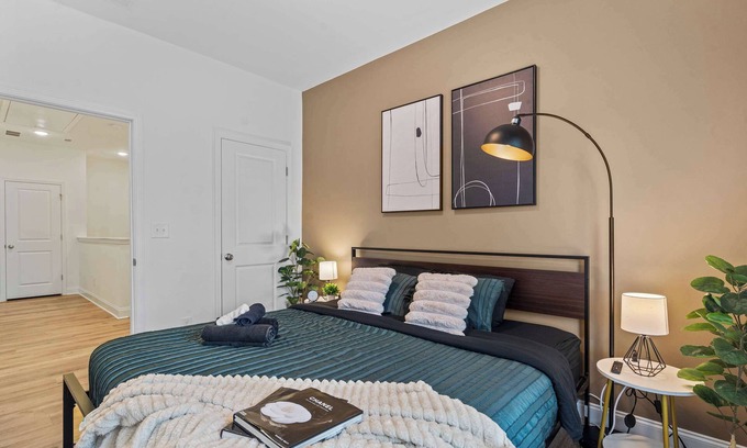 Paw Creek House | Luxe King 3BR Townhouse—Mins to Uptown Charlotte!
